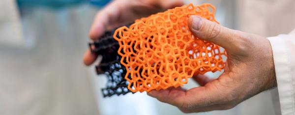 Researcher shows new material for the theme High Tech Systems and materials at Amsterdam Science Park