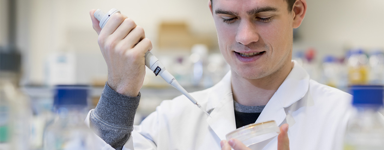 Researcher uses lab materials in the theme life sciences of Amsterdam Science Park